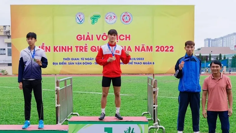 Lê Quốc Huy của điền kinh Quảng Nam đã là nhà vô địch trẻ 400m rào nam năm nay. Ảnh: HIZO THAI