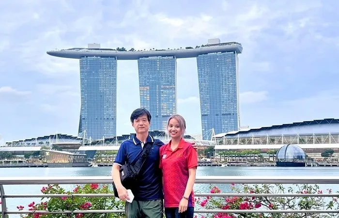 Tuyển thủ Ánh Nguyệt và chuyên gia Hàn Quốc của đội tuyển bắn cung Việt Nam chụp ảnh lưu niệm trước khi sẵn sàng bước vào tranh tài ở Singapore. Ảnh: A.NGUYỆT