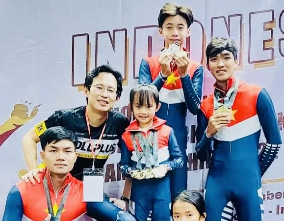 Các VĐV trượt băng của Việt Nam tại giải ở Indonesia. Ảnh: LĐTB