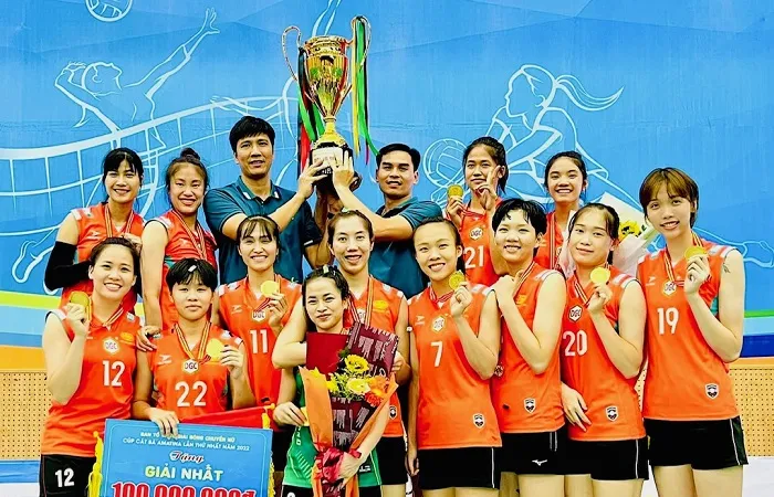 Đội bóng nữ Hóa chất Đức Giang HN có ngôi vô địch đầu tiên tại Cát Bà. Ảnh: L.L