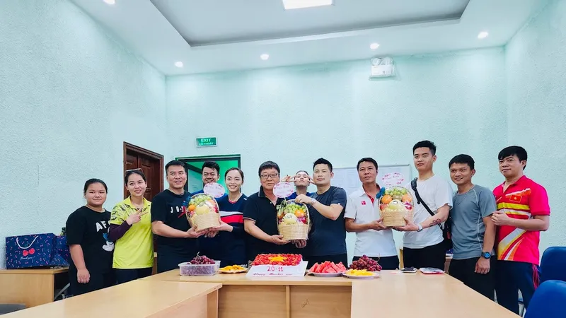 Chuyên gia Park Chung-gun được các học trò tại đội tuyển bắn súng Việt Nam chúc mừng ngày nhà giáo Việt Nam. Ảnh: PARK