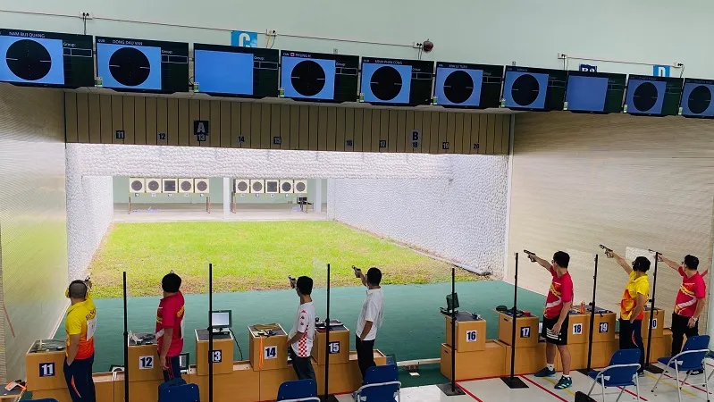 Các xạ thủ thi đấu nội dung cuối cùng tại Đại hội thể thao toàn quốc năm nay. Ảnh: MINH CHIẾN