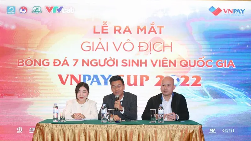 Ban tổ chức thông tin về giải đấu. Ảnh: T.L