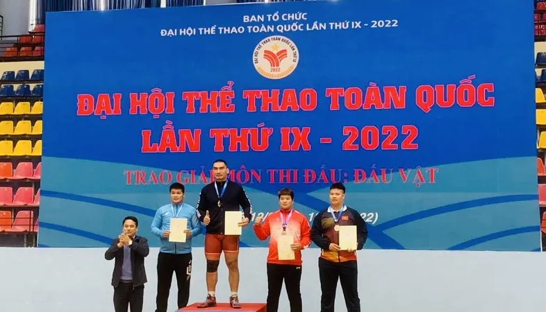 Hà Văn Hiếu giành chiến thắng tuyệt đối hạng siêu nặng 125kg tại Đại hội thể thao toàn quốc năm nay. Ảnh: N.CƯƠNG