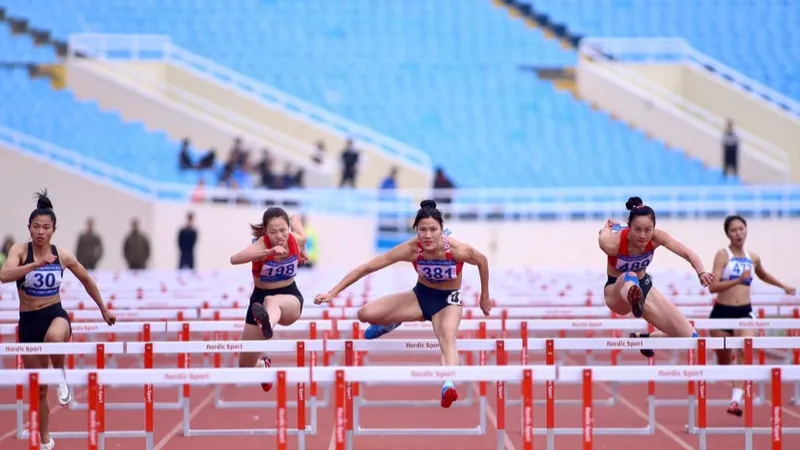 Bùi Thị Nguyên dũng mãnh vượt rào về nhất 100m rào nữ. Ảnh: NGỌC TÚ