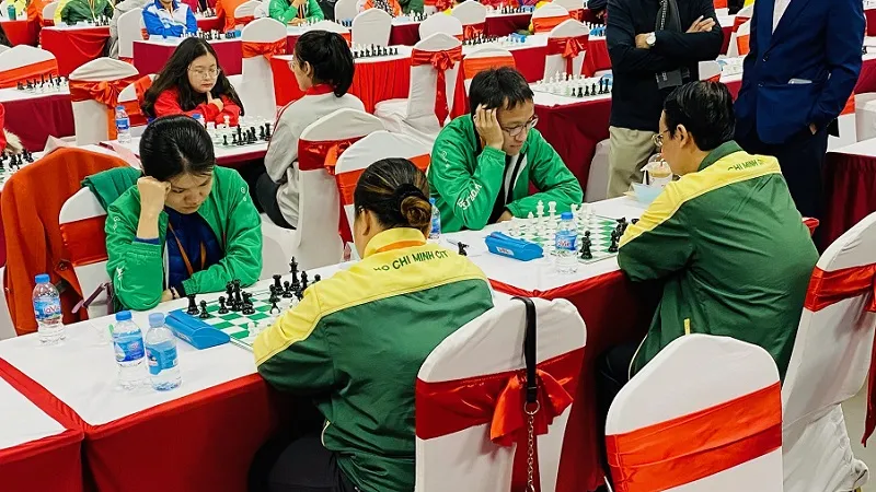 Vợ chồng Trường Sơn, Thảo Nguyên thi đấu trận chung kết với Thiên Hải, Thiên Kim và có chiến thắng giành HCV. Ảnh: MINH CHIẾN