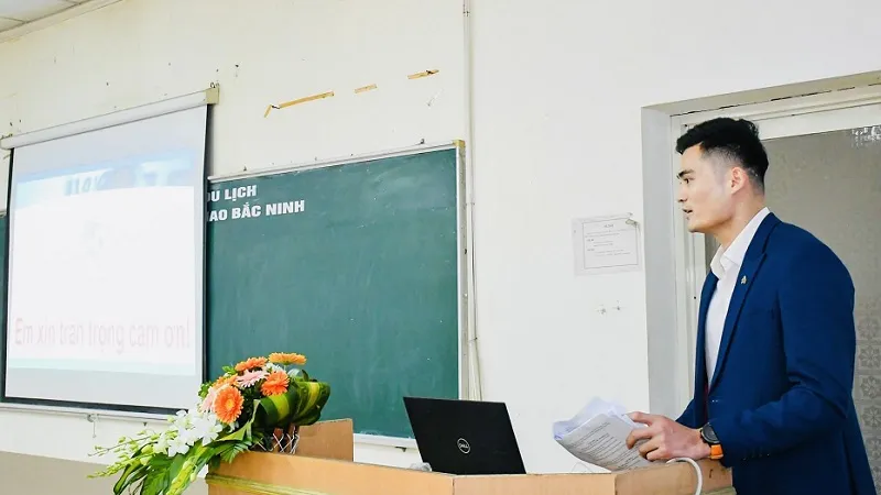 Tuyển thủ Quách Công Lịch bảo vệ đề tài cao học của mình. Ảnh: UPES1