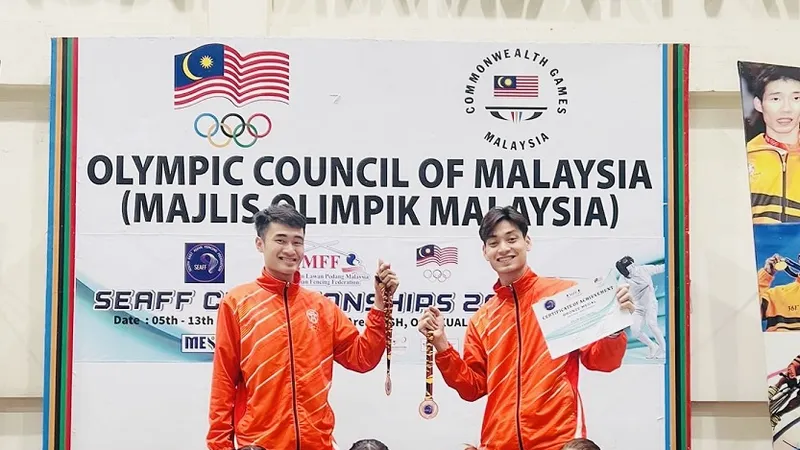 Các tuyển thủ đấu kiếm giành được huy chương tại Malaysia sau ngày thi đấu đầu tiên. Ảnh: A.T