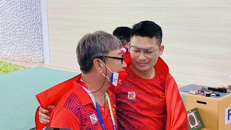 Thầy Park luôn theo sát các xạ thủ của đội tuyển quốc gia tại SEA Games 31 vừa qua. Ảnh: MINH CHIẾN