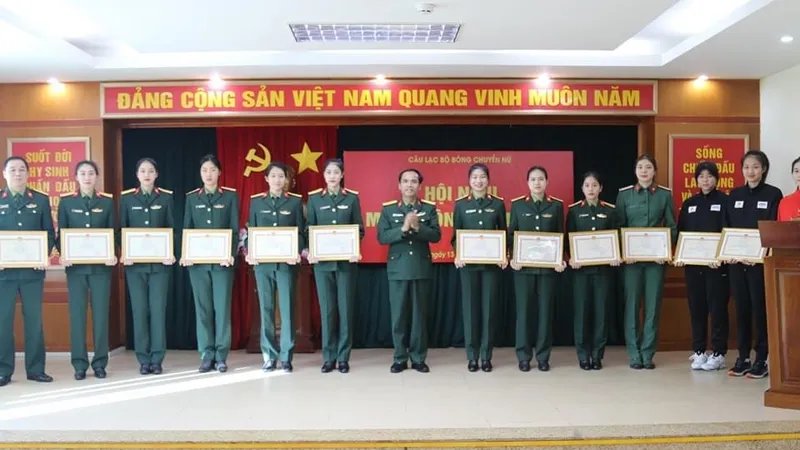 Các cá nhân, tập thể cầu thủ bóng chuyền Bộ tư lệnh Thông tin đã được mừng công năm 2022. Ảnh: T.T