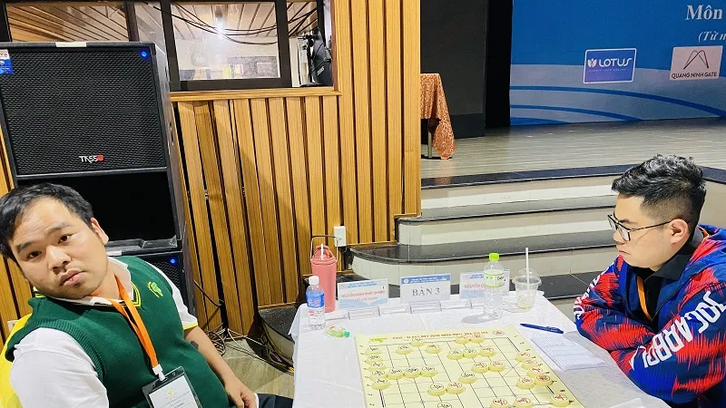 Kỳ thủ Nguyễn Minh Nhật Quang (áo xanh) đã vô địch cờ tiêu chuẩn ở năm 2022. Ảnh: MINH CHIẾN