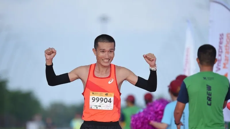 Nguyễn Trần Minh Đức là một trong những người được trao suất dự giải marathon Boston 2023. Ảnh: VM