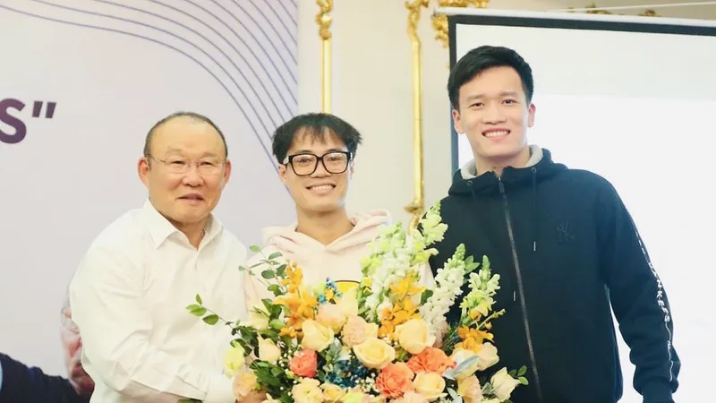 HLV Park Hang-seo đã giao lưu với người hâm mộ tại Hà Nội tối 2-2 và được biết chuyên gia người Hàn Quốc còn ở tại Việt Nam tới tháng 6. Ảnh: Q.THẮNG