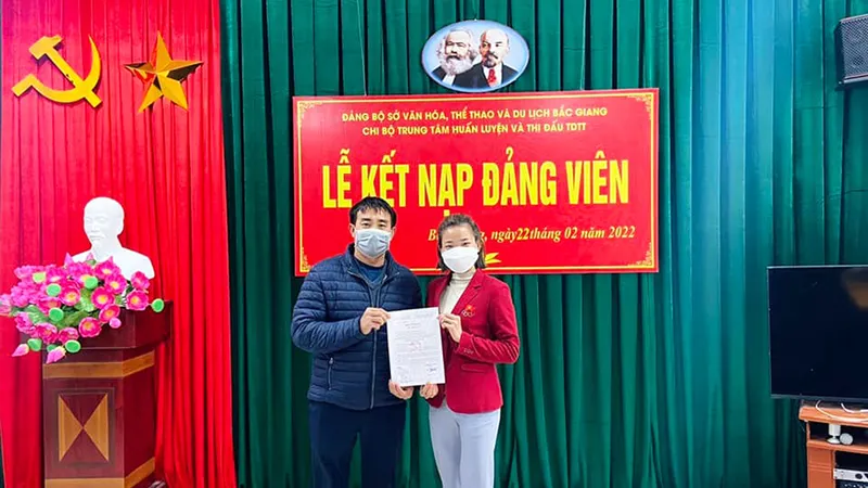 Tuyển thủ Nguyễn Thị Oanh đã được kết nạp Đảng vào tháng 2 năm 2022. Ảnh: MINH MINH