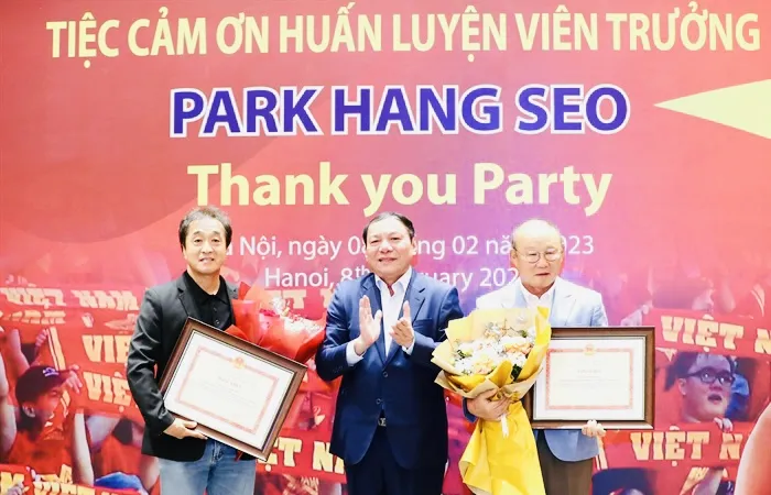 HLV Park Hang-seo và trợ lý đã được Bộ trưởng Nguyễn Văn Hùng trao bằng khen của Thủ tướng Chính phủ. Ảnh: TR.HUẤN.BVH