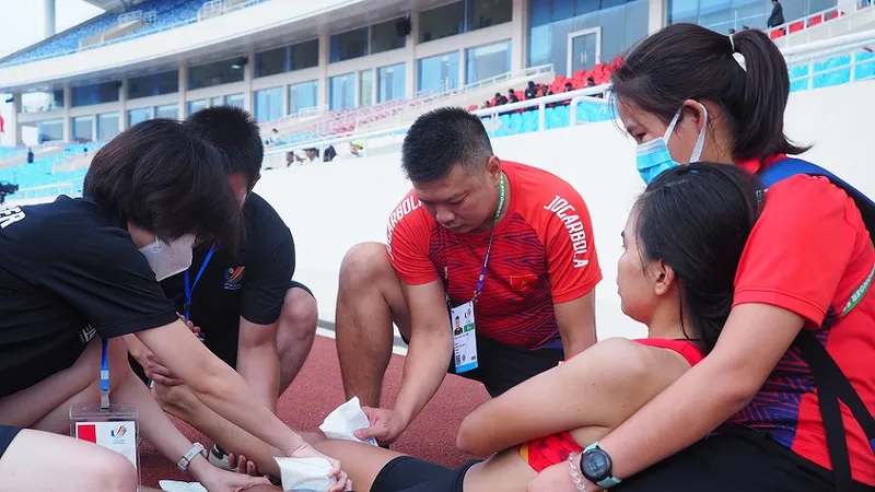 VĐV Ngọc Hoa được chăm sóc ngay khi về đích ở nội dung marathon nữ tại SEA Games 31. Ảnh: TUẤN ANH.SKĐS