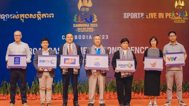 Đại diện các đơn vị truyền hình của các quốc gia đã tham dự Hội nghị truyền hình về SEA Games 32. Ảnh: CAMSOC