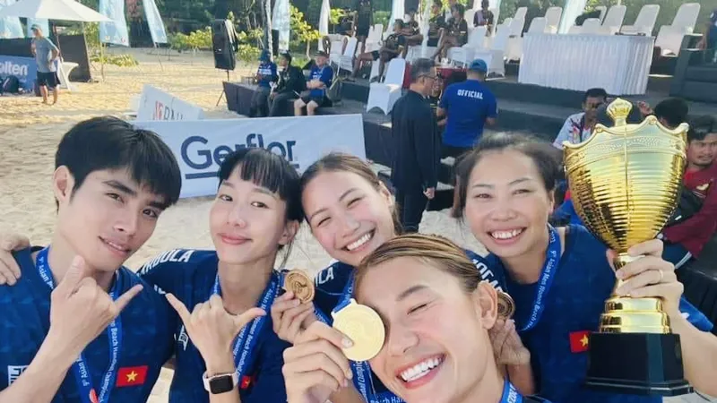 Đội bóng ném bãi biển nữ Việt Nam giành cúp vô địch giải châu Á 2023. Ảnh: BONGNEM.VN