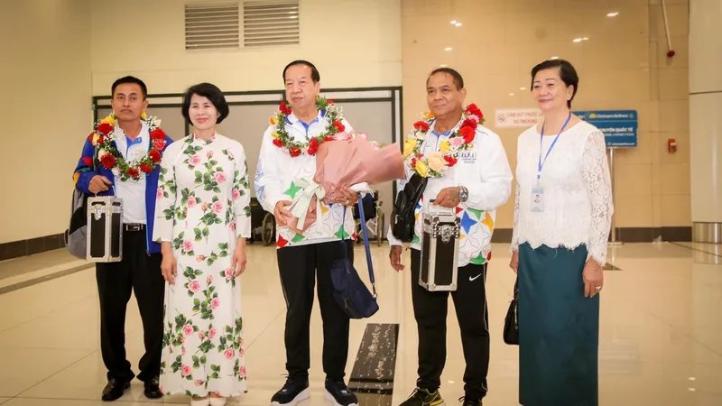 Đuốc của SEA Games 32 đã tới Việt Nam và được đại diện Tổng cục TDTT đón tiếp trước khi thực hiện chương trình rước vào ngày 24-3 tại Hà Nội. Ảnh: TCTDTT