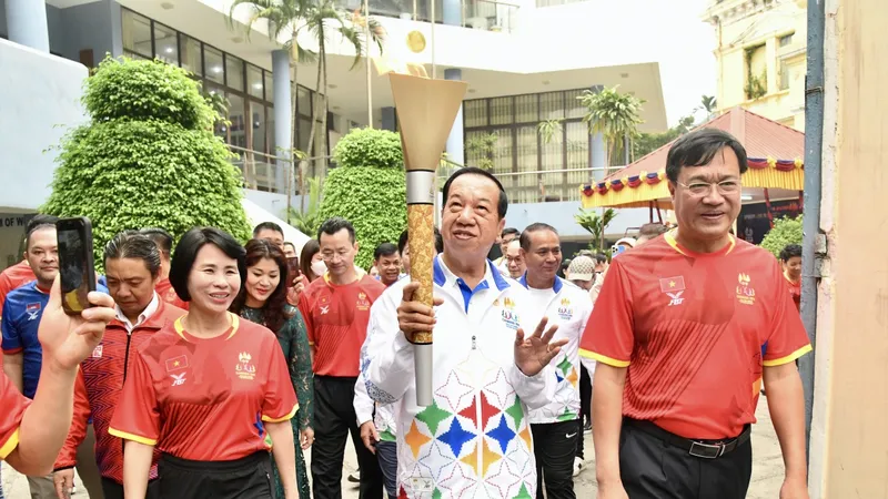 Ngọn đuốc SEA Games 32 đã được rước qua đường phố tại Hà Nội. Ảnh: LƯỢNG LƯỢNG