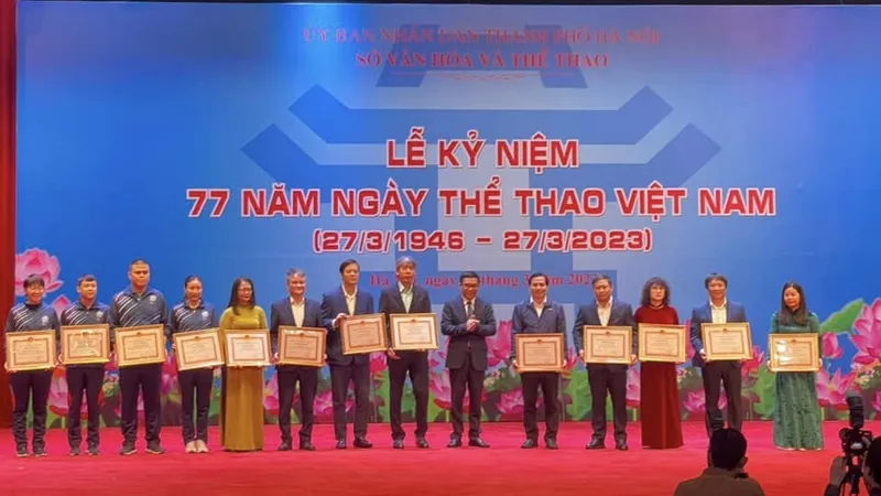 UBND thành phố Hà Nội trao bằng khen cho các cá nhân, tập thể. Ảnh: MINH MINH