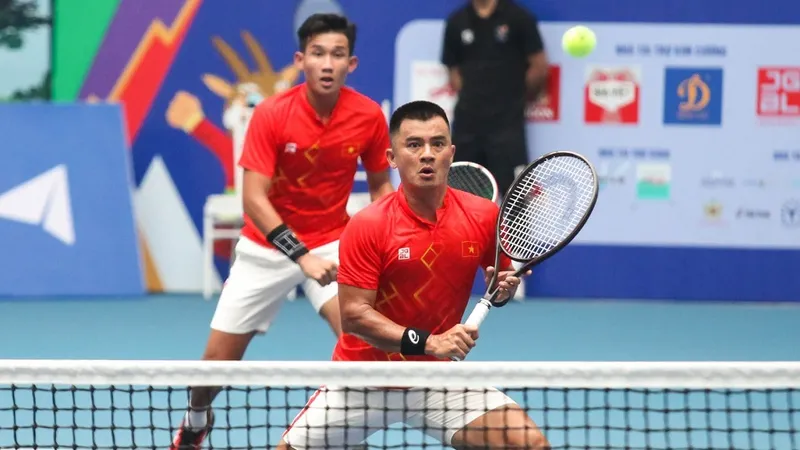 Lê Quốc Khánh từng giành HCĐ đôi nam khi thi đấu SEA Games 31 năm ngoái. Ảnh: VTF