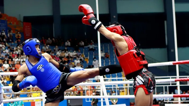 Duy Nhất (xanh) đã giành HCV tại SEA Games 31 nhưng ở SEA Games 32 sắm vai trò HLV đội tuyển kun khmer và kỳ vọng sẽ có VĐV đạt được kết quả cao nhất. Ảnh: NHẬT ANH