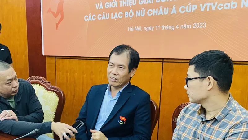Phó Tổng cục trưởng Tổng cục TDTT Trần Đức Phấn trả lời báo chí mới đây. Ảnh: MINH CHIẾN