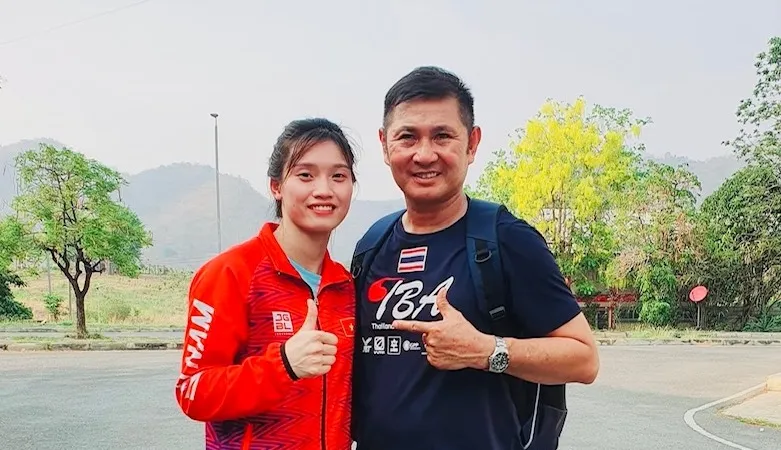 Nguyễn Thị Tâm gặp lại chuyên gia Thái Lan từng làm việc với đội tuyển boxing Việt Nam khi vừa có mặt tại Thái Lan lúc này. Ảnh: T.TÂM
