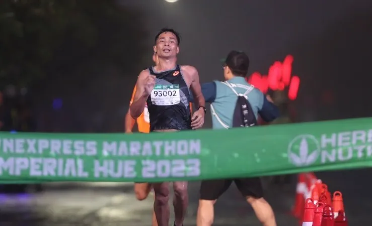 Nguyễn Văn Lai đã vô địch nội dung marathon nam tại TT-Huế trong ngày 16-4. Ảnh: ĐÔNG HUYỀN