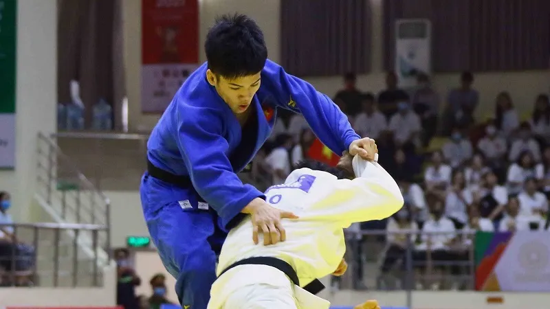 Chu Đức Đạt (xanh) là một trong những gương mặt giành thành tích HCV tại SEA Games 31 năm ngoái cho tuyển judo Việt Nam. Ảnh: TCTDTT