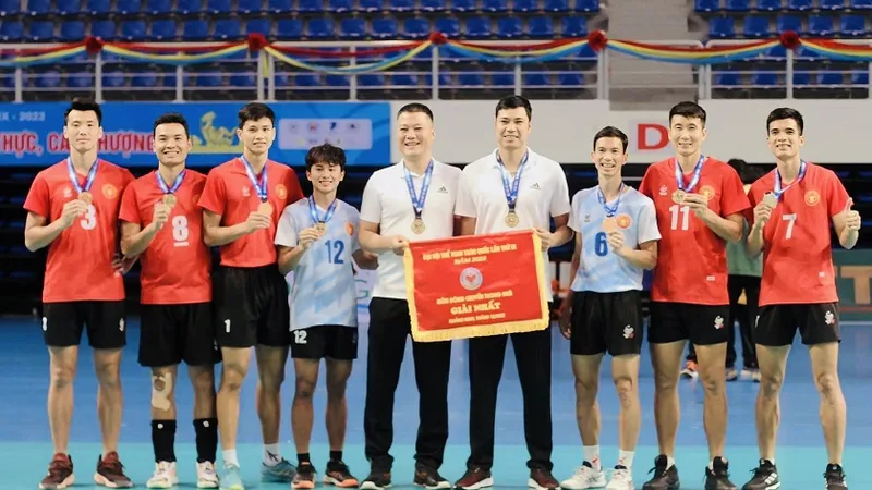 HLV Thái Anh Văn và các cầu thủ bóng chuyền Thể Công trong thành phần tuyển Quân đội dự và giành HCV Đại hội thể thao toàn quốc lần 9-2022. Ảnh: BCTC