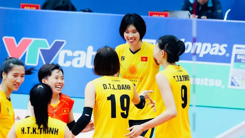 Đội tuyển bóng chuyền nữ Việt Nam đã quyết định 14 cầu thủ chính thức dự SEA Games 32. Ảnh: VFV