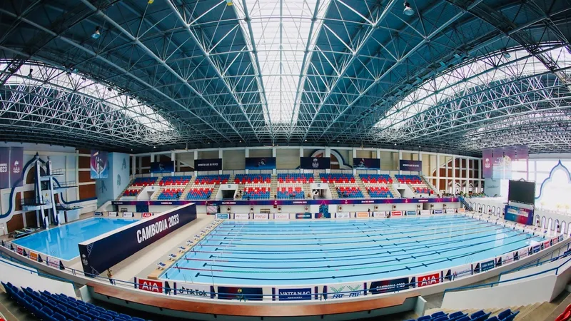 Bể bơi trung tâm của SEA Games 32 được thiết kế đẹp và phù hợp với thi đấu thành tích cao lần này. Ảnh; DŨNG PHƯƠNG