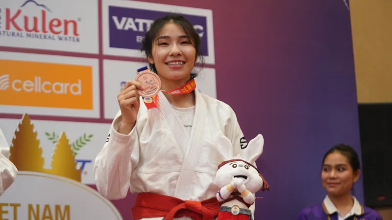Võ sĩ Đặng Thị Huyền giành được tấm HCĐ đối kháng đầu tiên cho jujitsu Việt Nam tại SEA Games 32. Ảnh: DŨNG PHƯƠNG