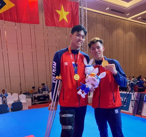 Tấn Đạt và đồng đội ăn mừng khi có HCV kumite đồng đội nam. Ảnh: MINH MINH