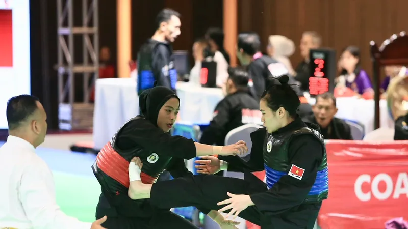 Hồng Ân và đối thủ Indonesia đã cùng có HCV tại SEA Games 32. Ảnh: DŨNG PHƯƠNG