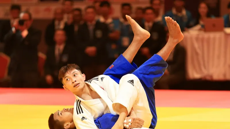 Nguyễn Hoàng Thành thực hiện đòn ippon để chiến thắng tuyệt đối đối thủ. Ảnh: DŨNG PHƯƠNG