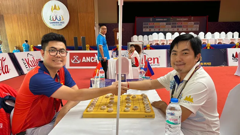 Kỳ thủ Nguyễn Quang Nhật trong ván đấu cuối để mang về ngôi vô địch đồng đội cờ nhanh nam cho đội cờ tướng Việt Nam. Ảnh: DŨNG PHƯƠNG