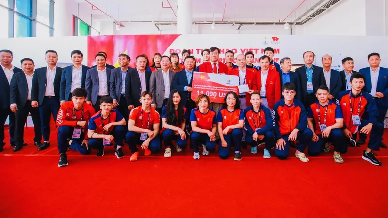 Đoàn công tác của Đại sứ quán Việt Nam tại Campuchia tới gặp mặt động viên thành viên Đoàn thể thao Việt Nam. Ảnh: DŨNG PHƯƠNG
