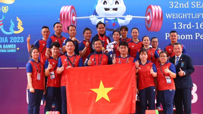 Ban huấn luyện đã chúc mừng thành tích của Nguyễn Quốc Toàn. Ảnh: DŨNG PHƯƠNG