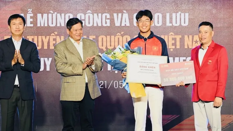 Tuyển thủ Lê Khánh Hưng được lãnh đạo Hiệp hội golf Việt Nam gặp mặt và khen thưởng trước kết quả giành HCV cá nhân tại SEA Games 32. Ảnh: VGA