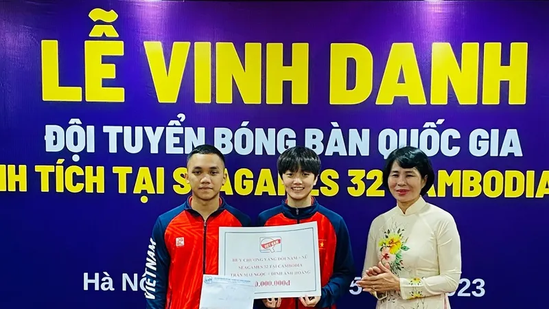 Đinh Anh Hoàng và Trần Mai Ngọc đã được tặng thưởng của Liên đoàn bóng bàn Việt Nam. Ảnh: MINH MINH