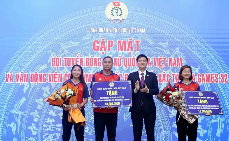 Tuyển thủ Nguyễn Thị Oanh và đội tuyển bóng đá nữ Việt Nam đã được tặng thưởng ở ngày 25-5. Ảnh: TCTDTT