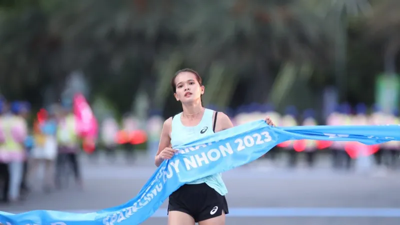 Hồng Lệ đã có chiến thắng cự ly 21km nữ tại Quy Nhơn vào sáng 11-6. Ảnh: LÂM THỎA