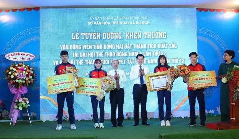 Huỳnh Thị Mỹ Tiên và các tuyển thủ giành HCV cho thể thao Đồng Nai được khen thưởng. Ảnh: MINH MINH