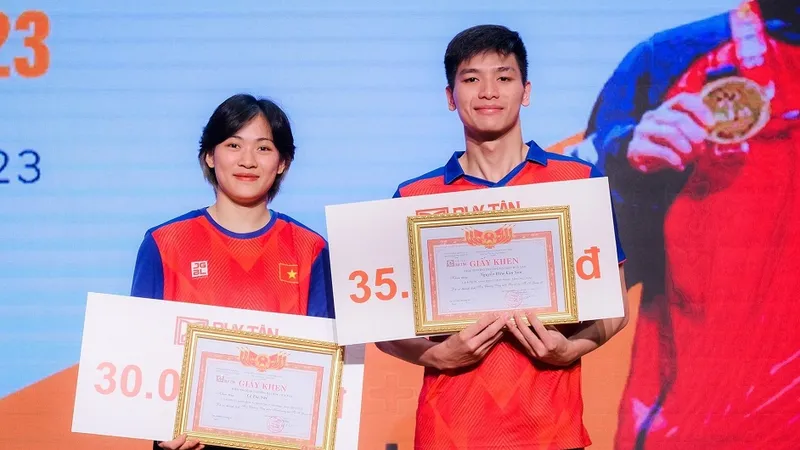 Lê Thị Nhi, Nguyễn Hữu Kim Sơn đã được Đại học Duy Tân trao thưởng. Ảnh: ĐH DUY TÂN