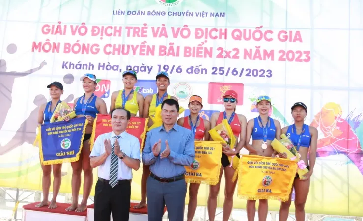 Ban tổ chức đã trao cờ và huy chương cho một số nội dung trẻ đầu tiên của giải. Ảnh: P.H