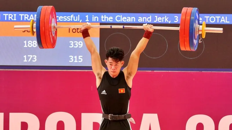 Lực sĩ Trần Minh Trí đã được đơn vị chủ quản An Giang tặng thưởng về thành tích thi đấu SEA Games 32. Ảnh: DŨNG PHƯƠNG