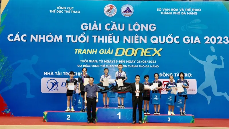 Ban tổ chức trao thưởng cho các tay vợt trẻ. Ảnh: VBF